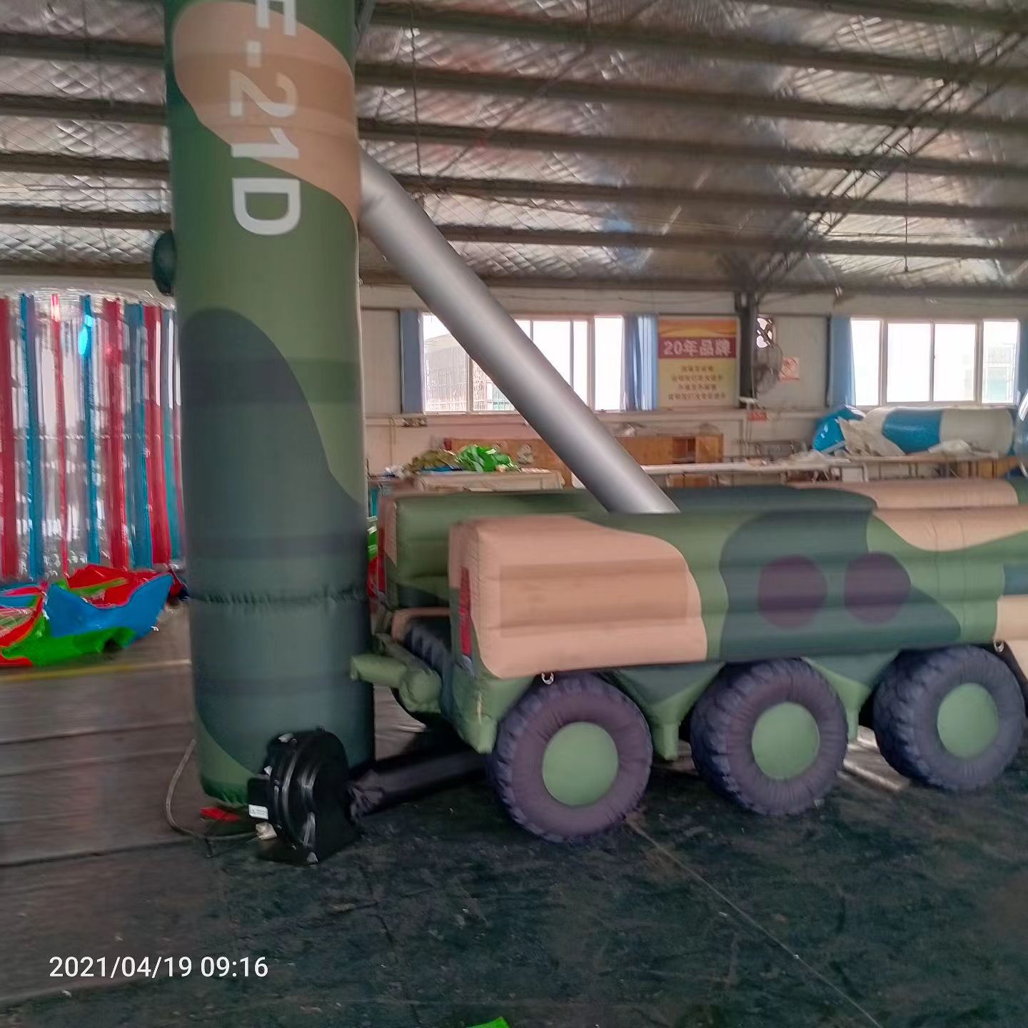 港南军事演习中的充气目标车辆：模拟发射车雷达车坦克飞机